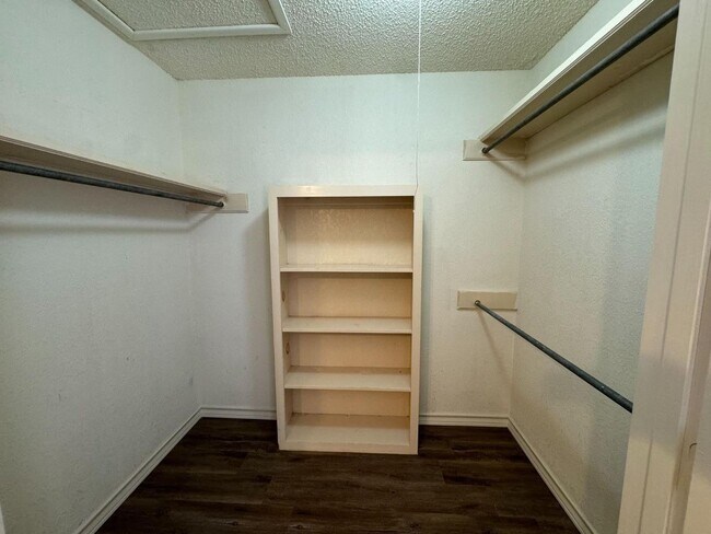 Building Photo - Cute 1 bed 1.5 bath in Whisperwood