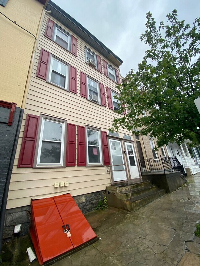 Building Photo - 706 Northampton St