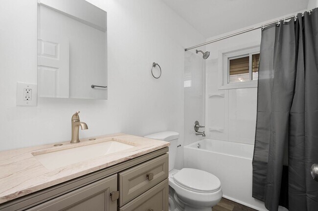 Foto del edificio - Beautiful 2 bedroom home in Port Vue available August 15!
