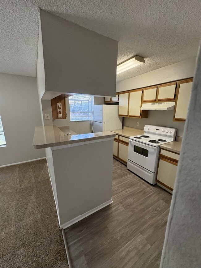 Foto del edificio - Large 2-bedroom 2-bath Condo