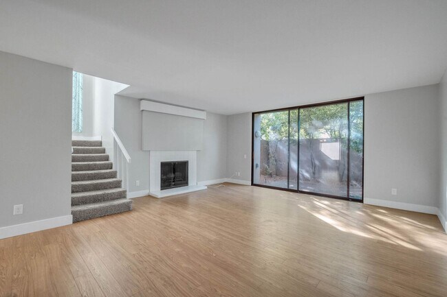 Foto del edificio - 701 Woodside Ln E