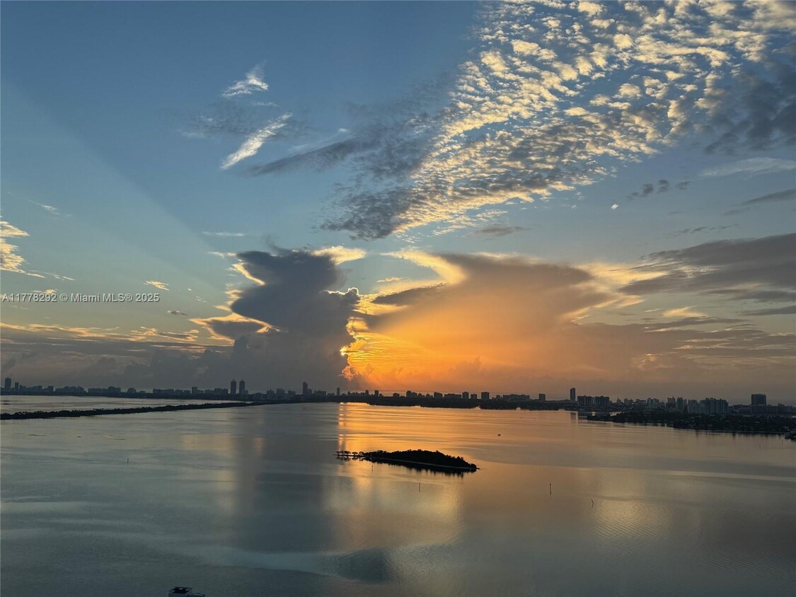 Primary Photo - 2020 N Bayshore Dr