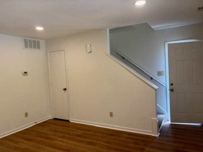 Foto del edificio - 8741 Chapel Hill Rd