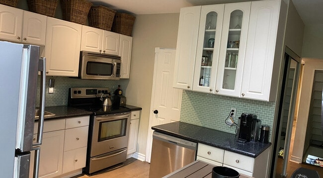 Building Photo - 128 Carlaw Av