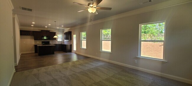 Building Photo - Like New 5 bed 3.5 Bath Home in Beautiful ...