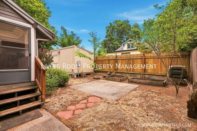 Foto del edificio - 7504 SE Woodstock Blvd