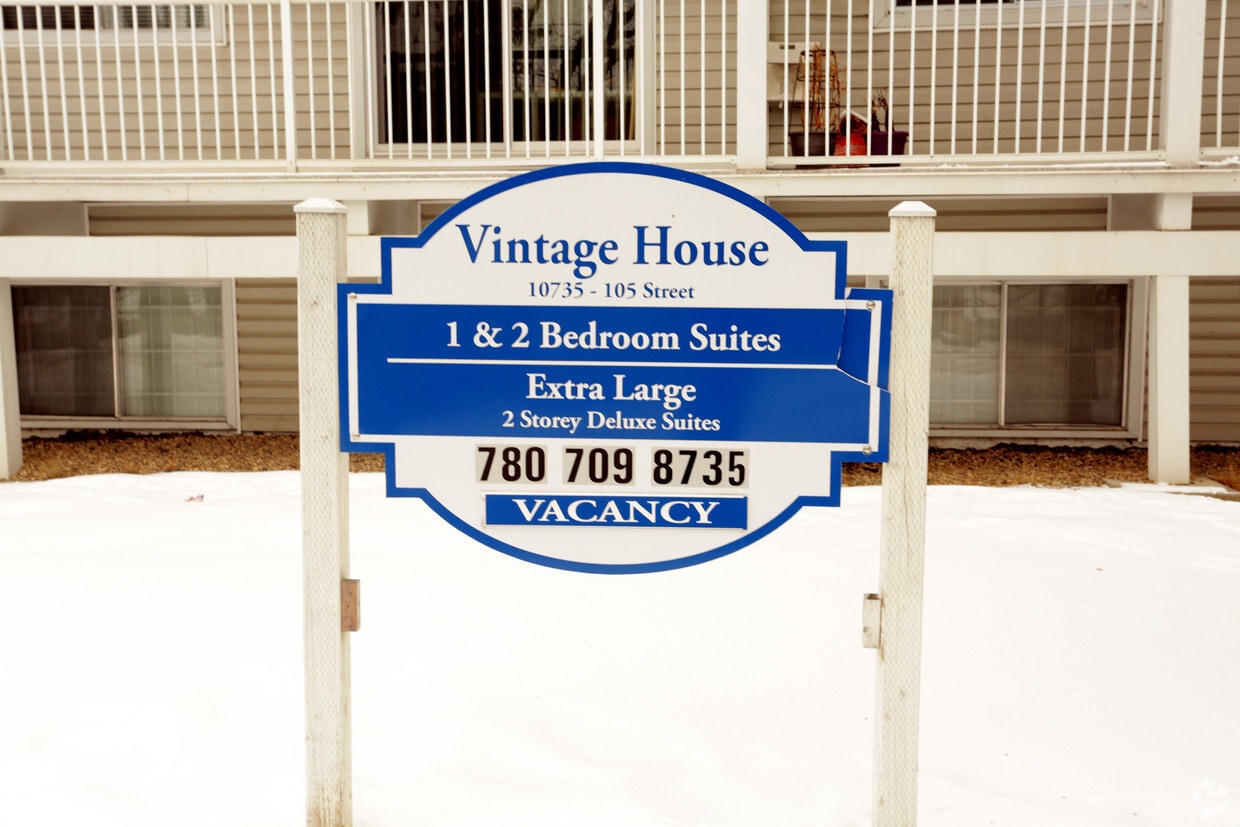 Building Photo - Vintage House