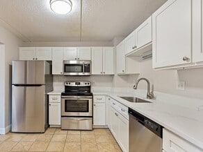 Building Photo - 200 Cove Way