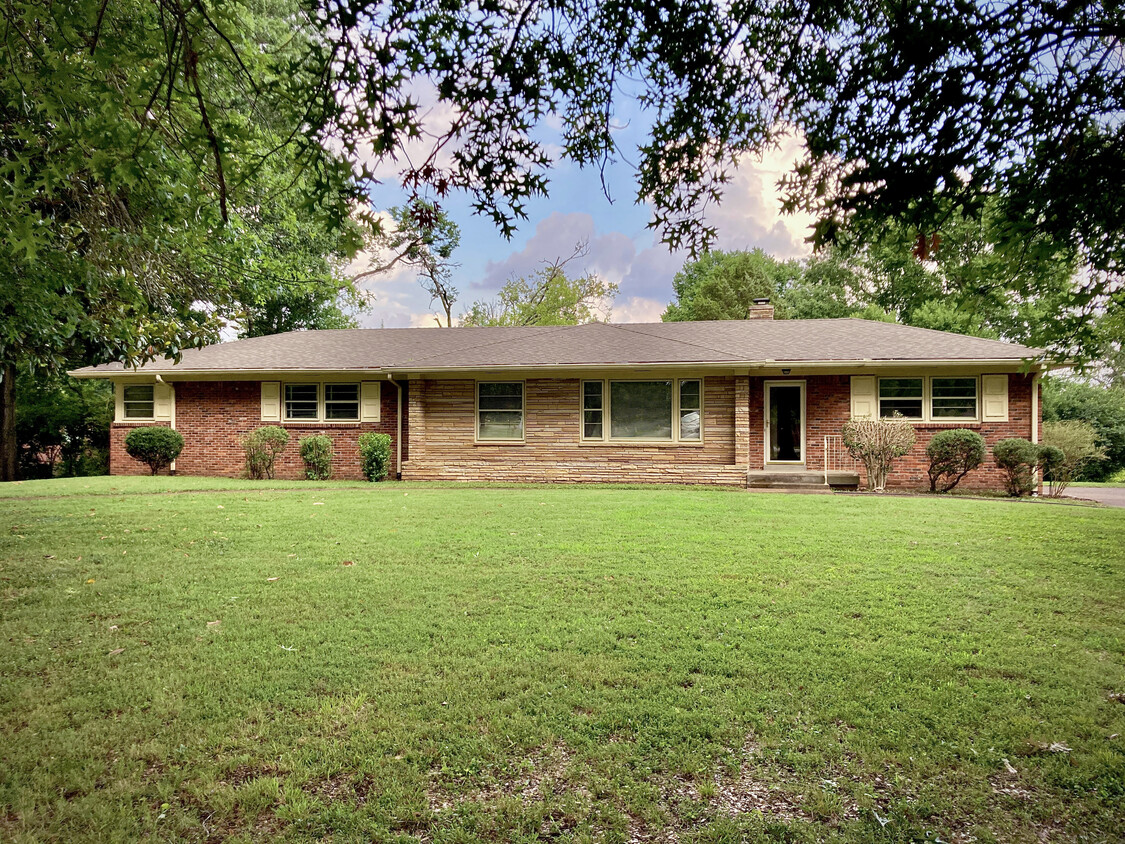 Primary Photo - 2944 Windemere Cir