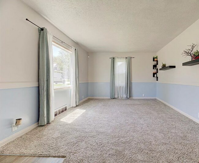 Building Photo - Cozy 2 Bedroom!!