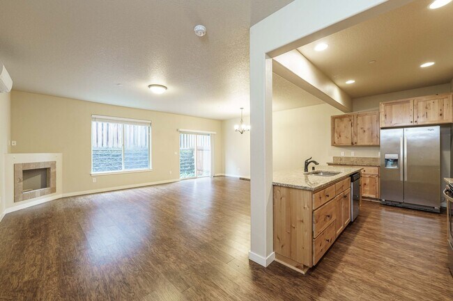Building Photo - 3 Bedroom 2.5 Bath Townhome - Convenient R...