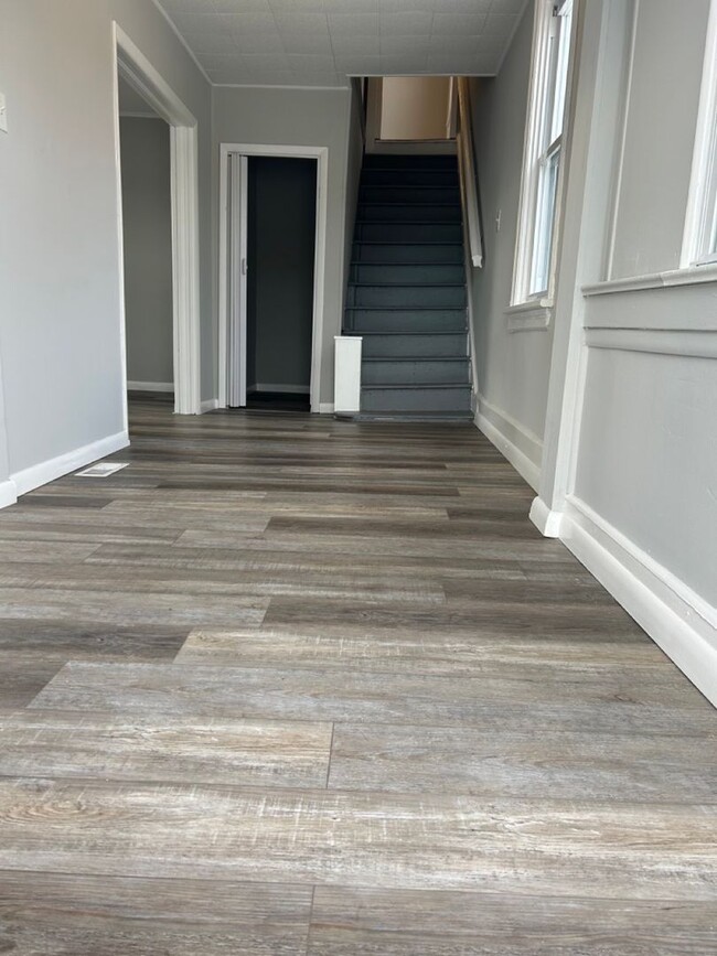 Building Photo - NEWLY Renovated 5 Bedroom, 2 Bathroom Hous...