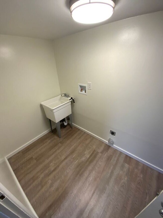 Foto del edificio - NOVEMBER FREEE South Tacoma 1bdr w/ separt...