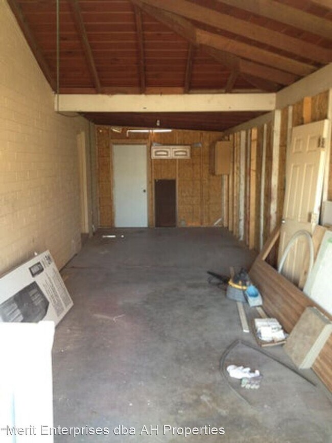 Building Photo - 3 br, 2 bath House - 219 W KINDERMAN DR