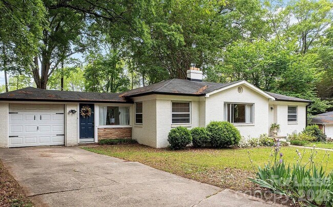 Foto del edificio - 5212 Pine Dr