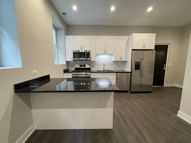 Building Photo - 1730 W. Greenleaf Ave