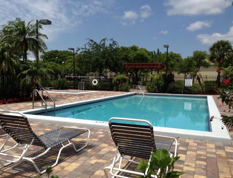 Foto principal - 611 Cypress Lake Blvd