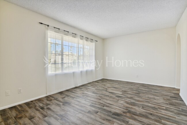 Building Photo - 807 E Country Gables Dr