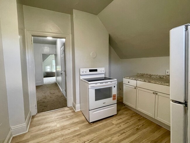 Building Photo - 1 Bed/1 Bath 3rd Floor Unit in Wilkinsburg