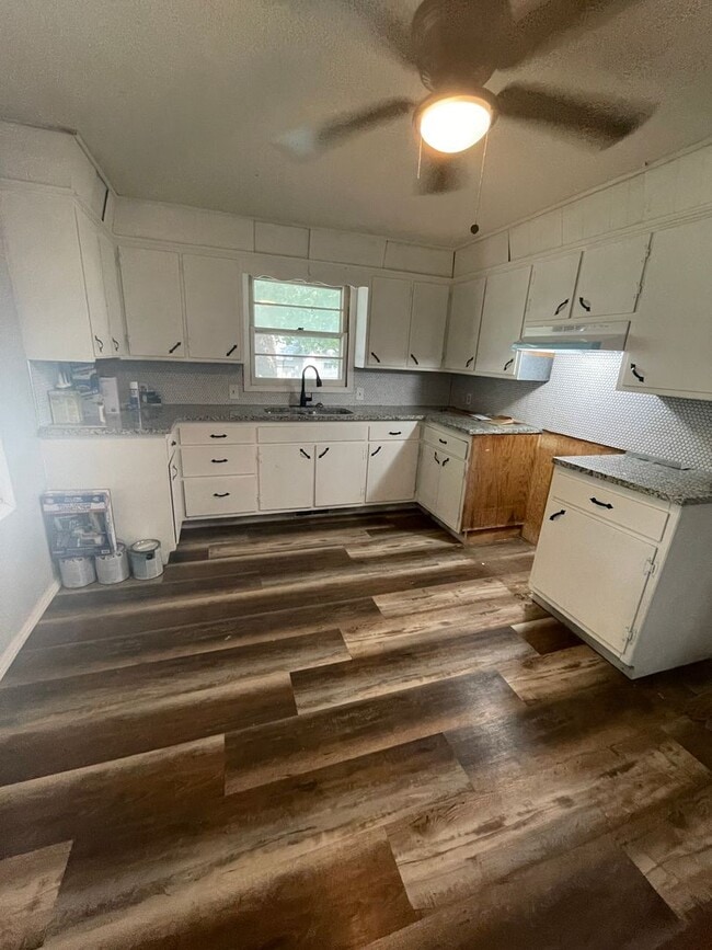 Building Photo - 3 Bed 2 Bath Carport. Available 12-31-2025