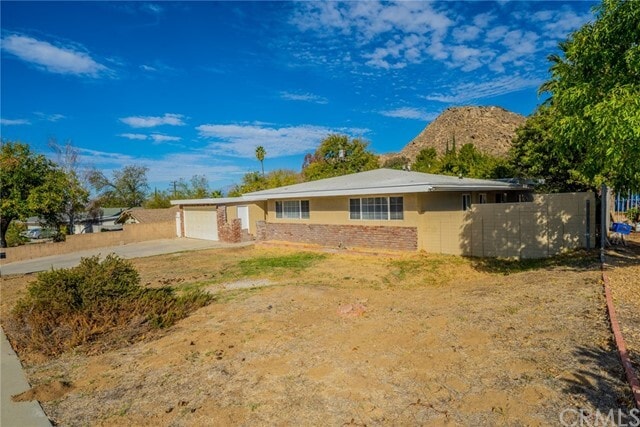 Building Photo - 639 Glenhill Dr