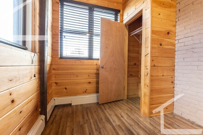 Building Photo - Charming 3 Bedroom-No Broker Fee