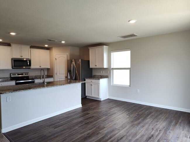 Foto del edificio - Beautiful, ready to move in home in Creedm...