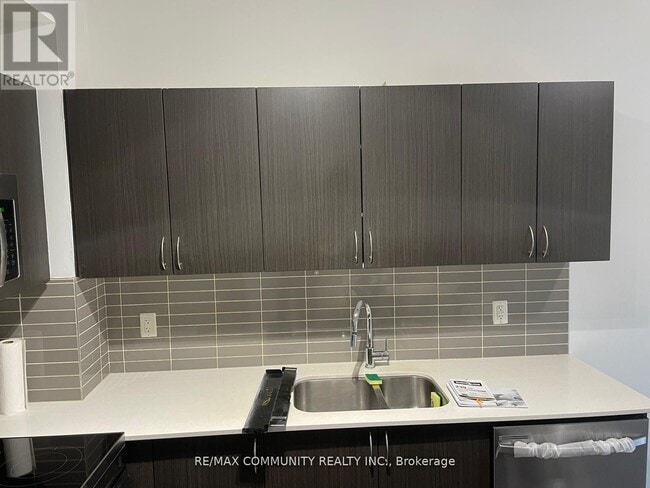 Photo du bâtiment - 3560 St Clair Ave E