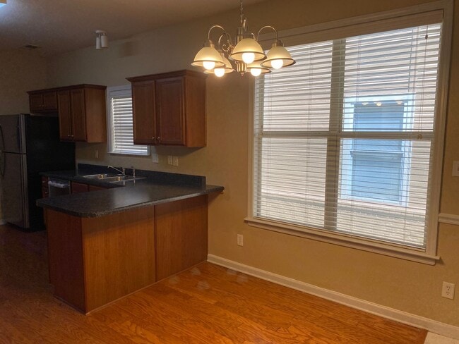 Building Photo - Adorable 3 bedroom 2 bath new carpet, gas ...