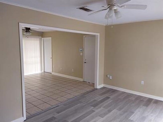 Building Photo - Convenient Location