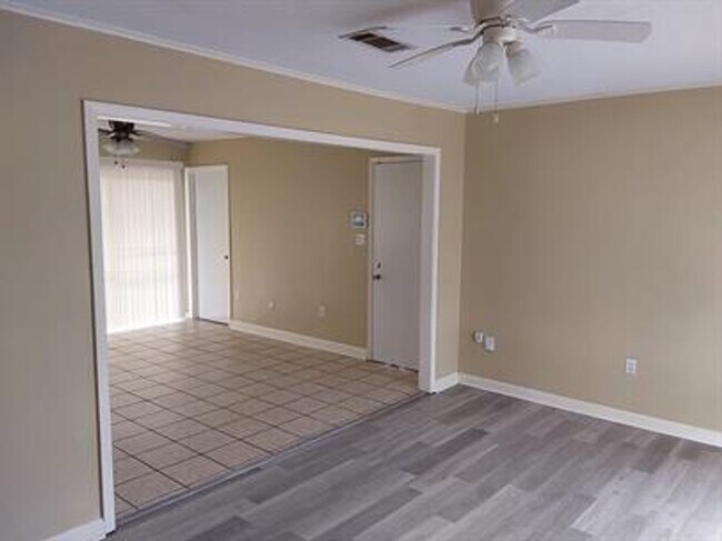 Foto del edificio - Convenient Location