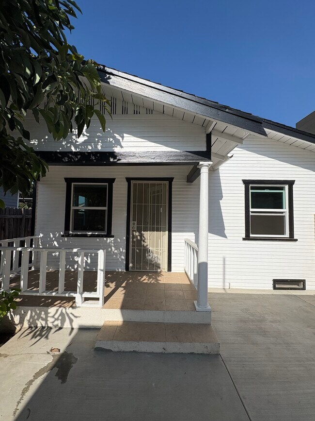 Building Photo - 1621 1/2 S Berendo St