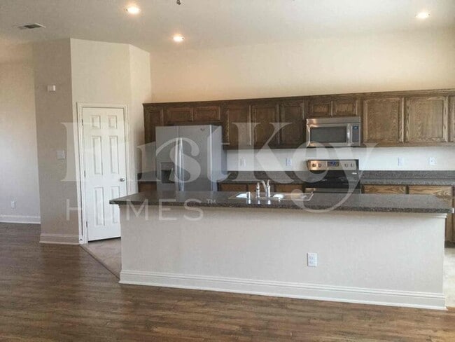 Building Photo - 611 Canvas Ct