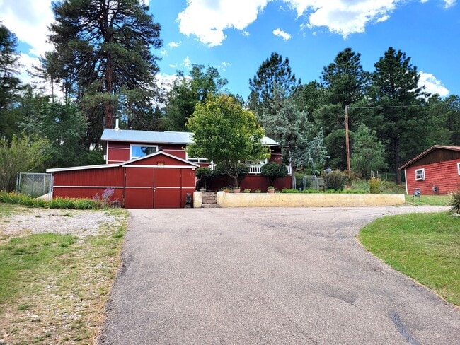 Building Photo - Updated Cabin Close to Medical Facilities