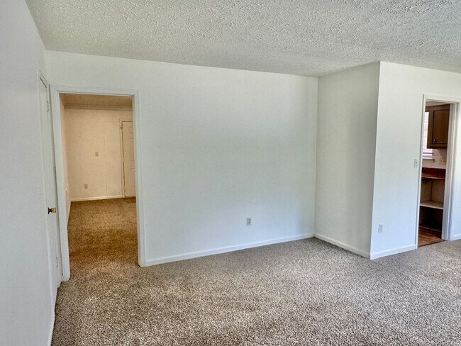 Foto del edificio - Cozy Meets Spacious: 4BR/2BA with Bonus Den & Patio