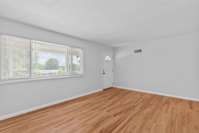 Building Photo - 2629 Glenoak Dr