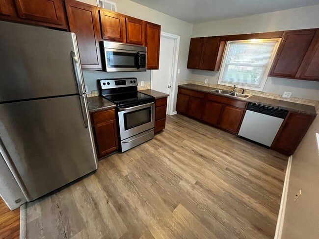 Building Photo - 418 W Lakewood Blvd