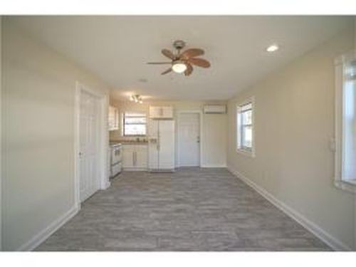Building Photo - 1009 NE 17th Ct