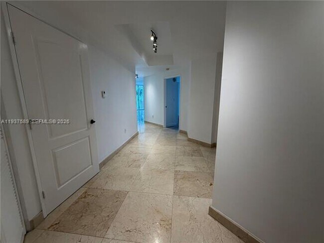 Foto del edificio - 17555 Atlantic Blvd