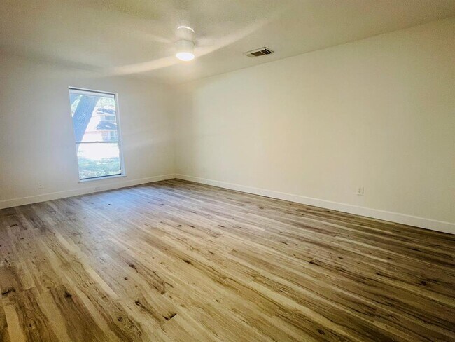Foto del edificio - 3014 Edgewood Dr