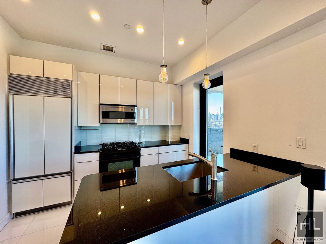 Primary Photo - Stunning 2 bed, 2 bath PH with massive ter...