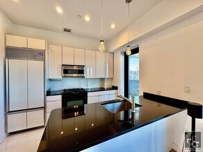 Building Photo - Stunning 2 bed, 2 bath PH with massive ter...