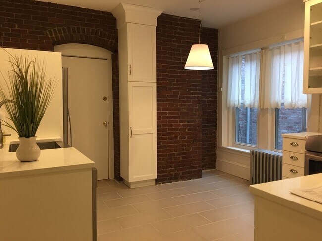 Building Photo - 471 Washington St