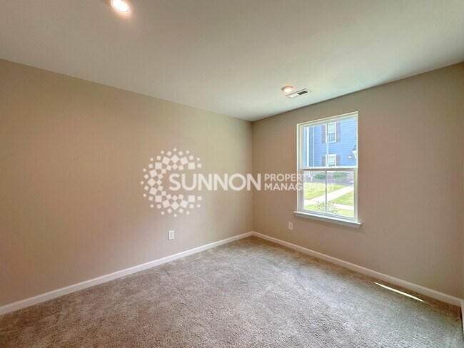 Building Photo - 3 Bedroom Townhome in Mountain Island