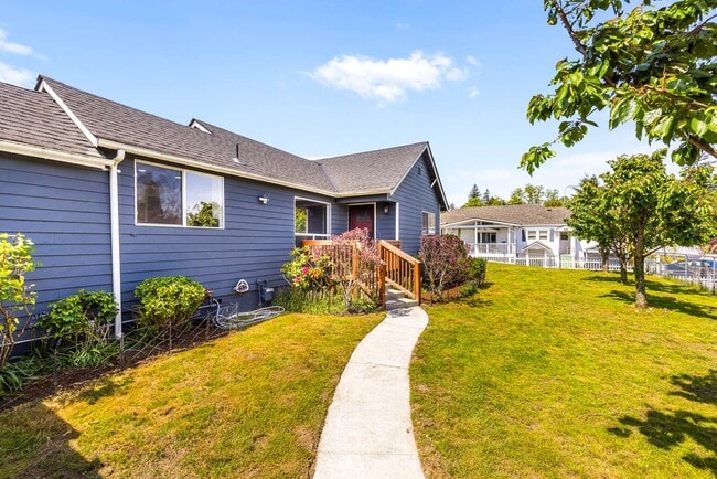 Building Photo - Charming 3 Bedroom Home on Expansive Lot – Ideal Location!
