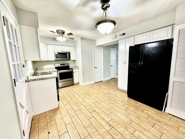 Building Photo - 1605 Fawn Vista Dr N