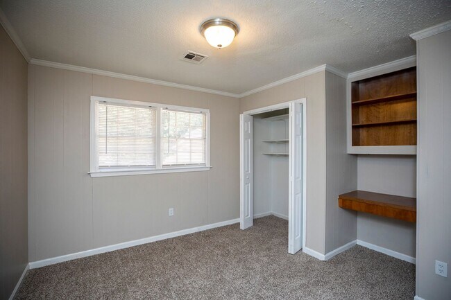Building Photo - This home is a 4 bed 2.5 bath located in R...