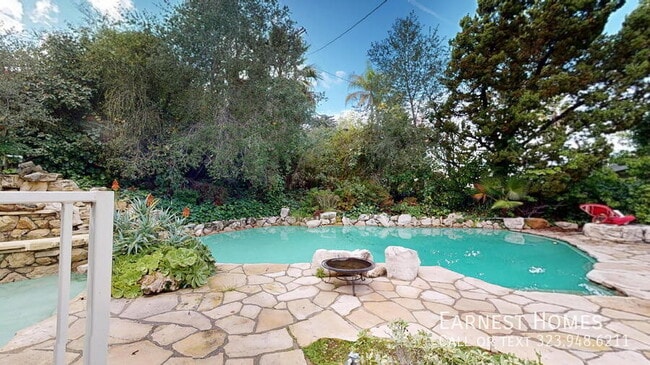 Foto del edificio - 4121 Hayvenhurst Dr