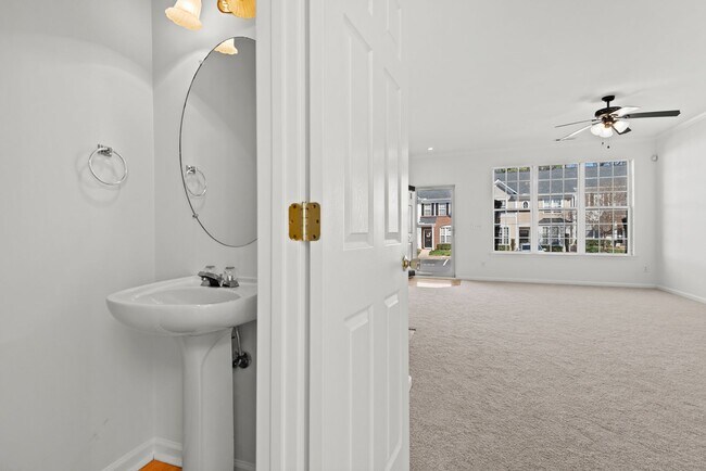 Foto del edificio - Gorgeous 2Bed/2.5 Bath in Desirable Raleig...