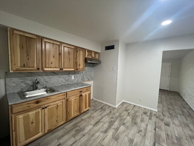 Building Photo - Recently Remodeled 2 Bedroom Duplex Apartment in Convenient Central Location